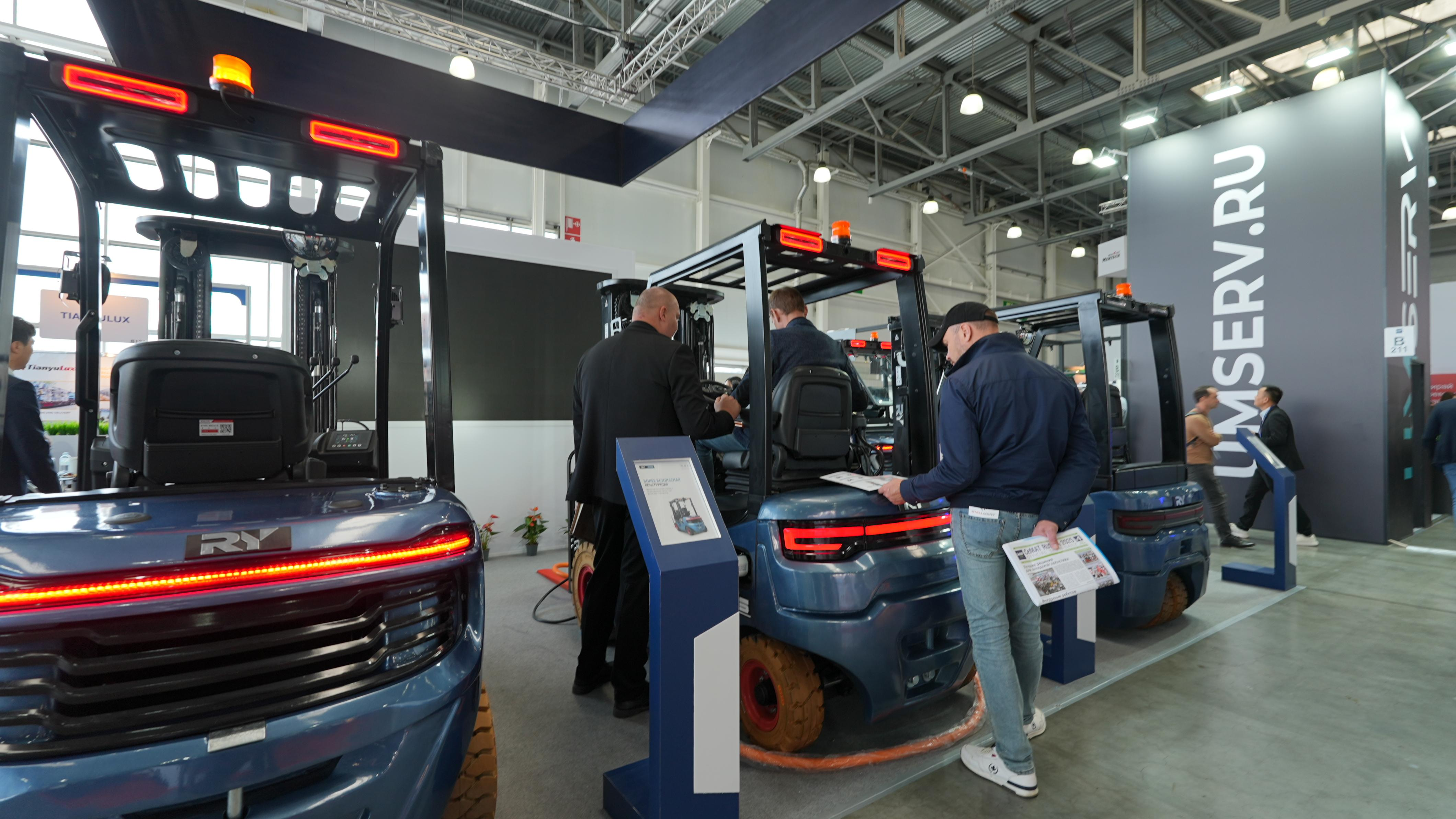 Sorotan pada Produk Inti, Menunjukkan Kekuatan Teknis